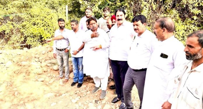 Raman Bhalla and Congress leaders visiting the tourist circuit