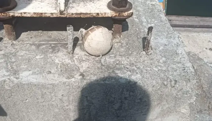 Police neutralizing suspicious object near Dal Lake